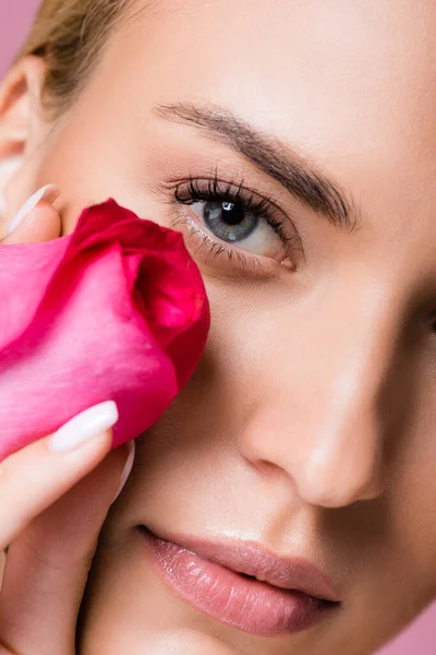 Крупним Планом Красива Блондинка Ідеальною Шкірою Трояндовою Квіткою Ізольована Рожевому — стокове фото
