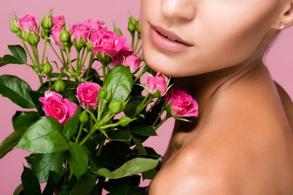 ピンク色に孤立したバラの花束を持つ美しい女性のクロップドビュー — ストック写真