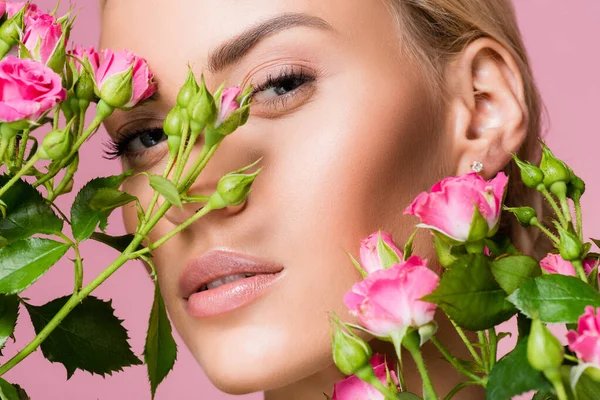 Mooie Blonde Vrouw Roos Bloemen Geïsoleerd Roze — Stockfoto