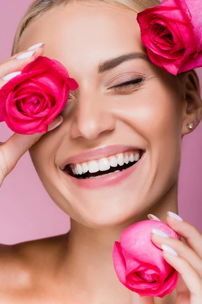 Sonriente Hermosa Mujer Rubia Con Flores Rosas Aisladas Rosa — Foto de Stock
