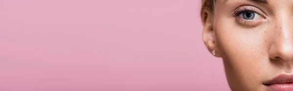 Обрізаний Вид Красивої Жінки Веснянками Ізольовані Рожевому Банер — стокове фото