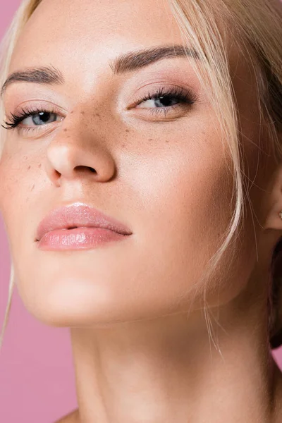 Mooie Blonde Vrouw Met Sproeten Geïsoleerd Roze — Stockfoto