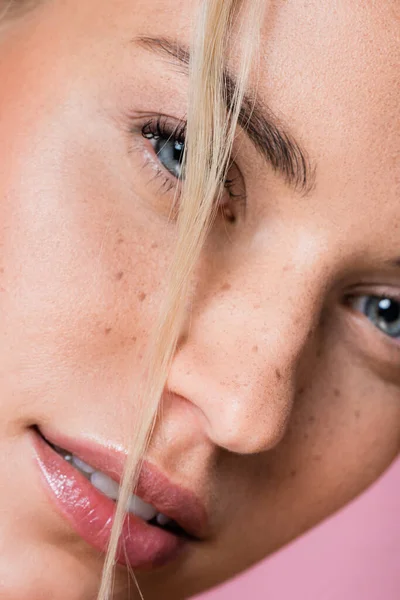 Närbild Vacker Blond Kvinna Med Fräknar Isolerade Rosa — Stockfoto