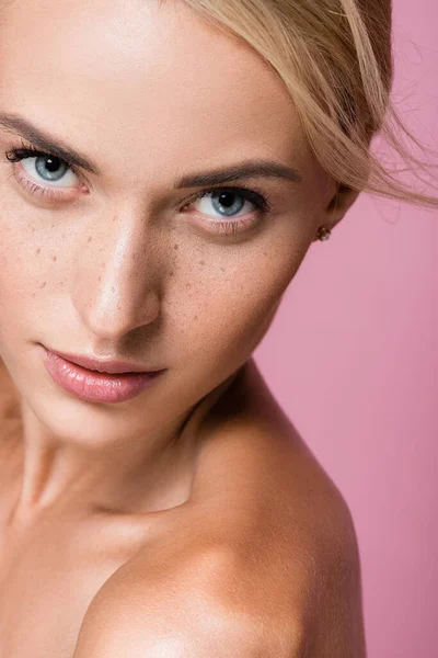 Vacker Blond Kvinna Med Fräknar Och Bara Axlar Isolerade Rosa — Stockfoto