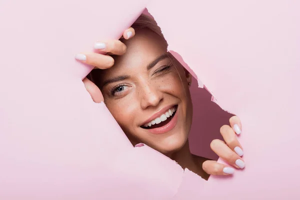 Hermosa Mujer Sonriente Con Pecas Agujero Papel Rosa — Foto de Stock