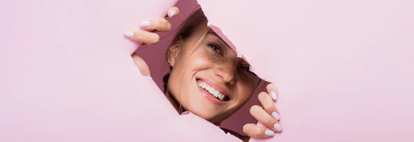 Pembe Kağıt Delikte Çilli Gülümseyen Güzel Kadın Afiş — Stok fotoğraf