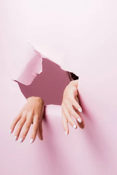 Cropped View Female Hands Pink Paper Hole — Stock Photo, Image