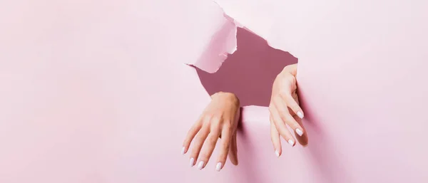 Vista Recortada Las Manos Femeninas Agujero Papel Rosa — Foto de Stock