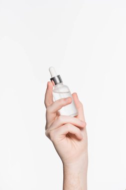 Kırpılmış kadın eli görüntüsü, omuzda serum, beyazda izole edilmiş.