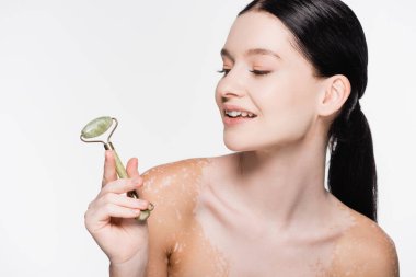 Gülümseyen, vitiligo 'lu güzel bir kadın. Yüzünde yeşil bir silindir var.