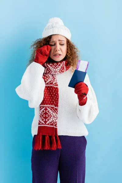Triste Jovem Mulher Chapéu Suéter Segurando Passaporte Enquanto Chorando Azul — Fotografia de Stock
