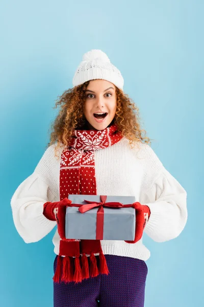 Excited Woman Hat Mittens Holding Wrapped Gift Box Blue — Stock Photo, Image