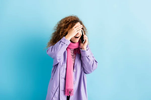 Chokeret Ung Kvinde Vinterfrakke Lyserødt Strikket Tørklæde Taler Smartphone Blå - Stock-foto