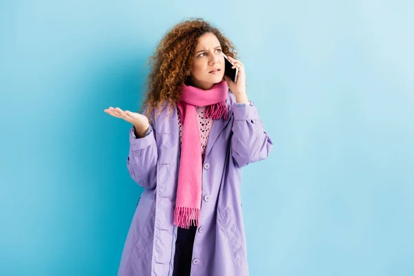 Mujer Joven Rizada Abrigo Invierno Bufanda Punto Rosa Hablando Teléfono — Foto de Stock