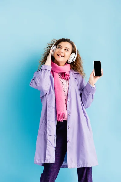 Mujer Joven Feliz Auriculares Inalámbricos Abrigo Invierno Bufanda Punto Rosa — Foto de Stock