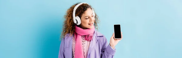 Mujer Joven Feliz Auriculares Inalámbricos Abrigo Invierno Bufanda Rosa Mirando — Foto de Stock