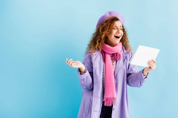 Glückliche Junge Frau Wintermantel Baskenmütze Und Rosa Strickschal Mit Digitalem — Stockfoto