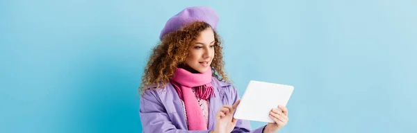 Jovem Mulher Casaco Inverno Boina Lenço Malha Rosa Segurando Tablet — Fotografia de Stock