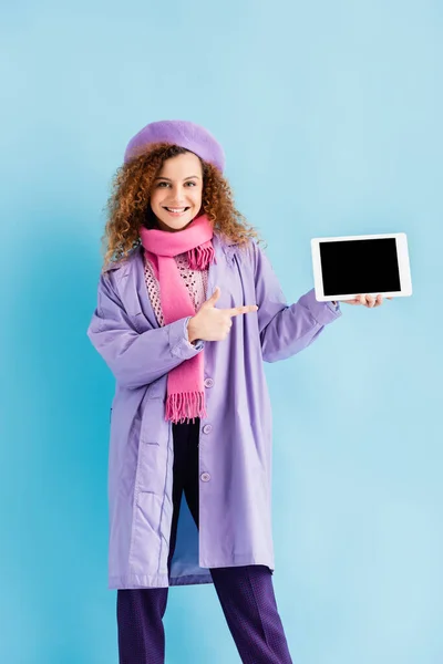 코트를 뜨개질 스카프 손가락으로 디지털 태블릿을 가리키고 화면이 — 스톡 사진
