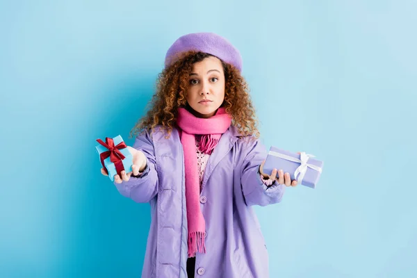 Mujer Rizada Abrigo Invierno Boina Bufanda Punto Rosa Con Regalos — Foto de Stock