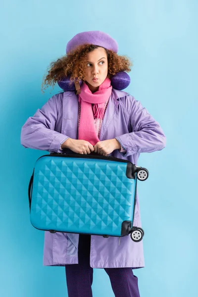 Young Curly Woman Coat Scarf Holding Suitcase Blue — Stock Photo, Image