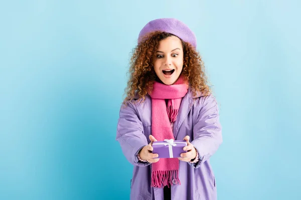 Verbaasd Vrouw Winterjas Baret Roze Gebreide Sjaal Met Kerst Aanwezig — Stockfoto