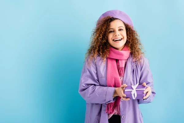Sorrindo Jovem Mulher Casaco Inverno Boina Lenço Malha Rosa Segurando — Fotografia de Stock