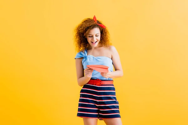 Yazlık Kıyafetli Gülümseyen Genç Kadın Sarıda Kağıt Uçak Tutuyor — Stok fotoğraf