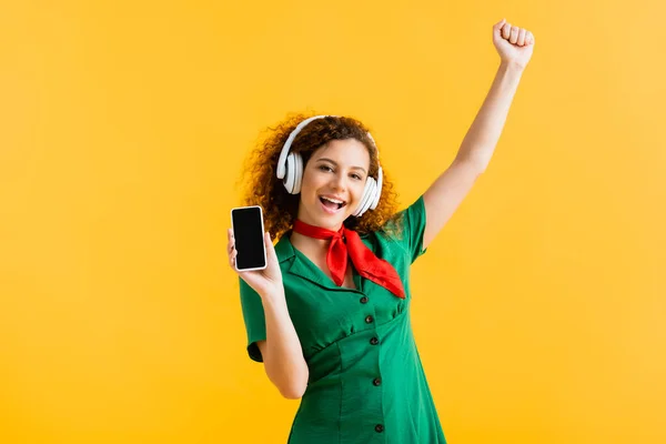 Mujer Alegre Auriculares Inalámbricos Sosteniendo Teléfono Inteligente Con Pantalla Blanco —  Fotos de Stock