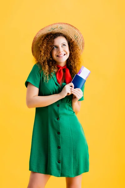 Mulher Feliz Chapéu Palha Segurando Passaporte Com Bilhete Remo Isolado — Fotografia de Stock