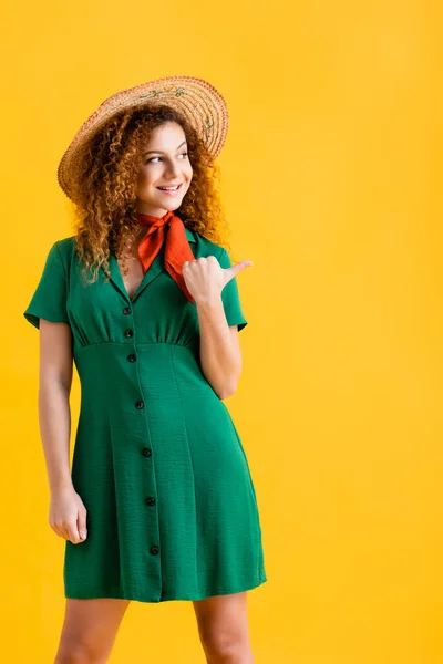 Alegre Joven Sombrero Paja Vestido Verde Apuntando Con Pulgar Aislado — Foto de Stock