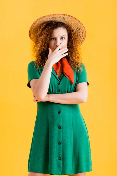 Afraid Young Woman Straw Hat Green Dress Covering Mouth Yellow — Stock Photo, Image