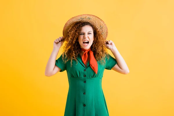 Mujer Joven Enojada Sombrero Paja Vestido Verde Gritando Amarillo — Foto de Stock