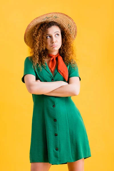 Upset Curly Woman Straw Hat Green Dress Standing Crossed Arms — Stock Photo, Image