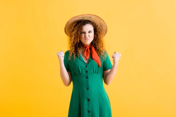 Irritated Woman Straw Hat Green Dress Standing Clenched Fists Yellow — Stock Photo, Image