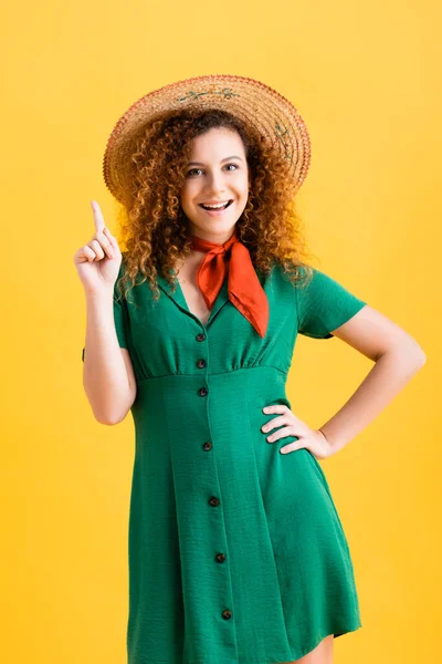 Ευτυχισμένη Νεαρή Γυναίκα Ψάθινο Καπέλο Και Πράσινο Φόρεμα Που Δείχνει — Φωτογραφία Αρχείου