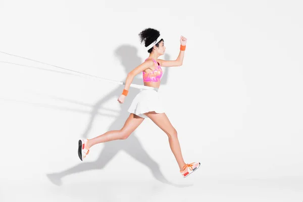 白色带阻力带运动的女运动员侧视图 — 图库照片