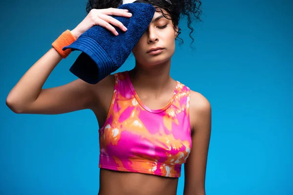 Erschöpfte Sportlerin Wischt Schweiß Mit Handtuch Auf Blau — Stockfoto