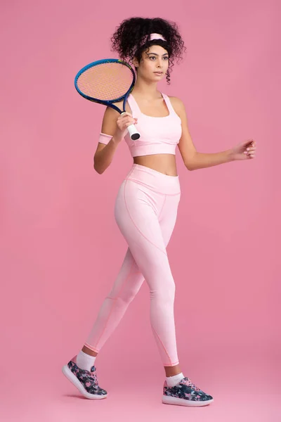 분홍색으로 테니스 라켓을 곱슬머리 스포츠 여자의 — 스톡 사진