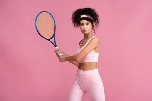 Young Curly Sportswoman Holding Tennis Racket While Playing Isolated Pink — Stock Photo, Image