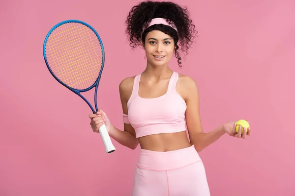 快乐而活泼的年轻女子 手握网球拍和粉色孤立的球 — 图库照片