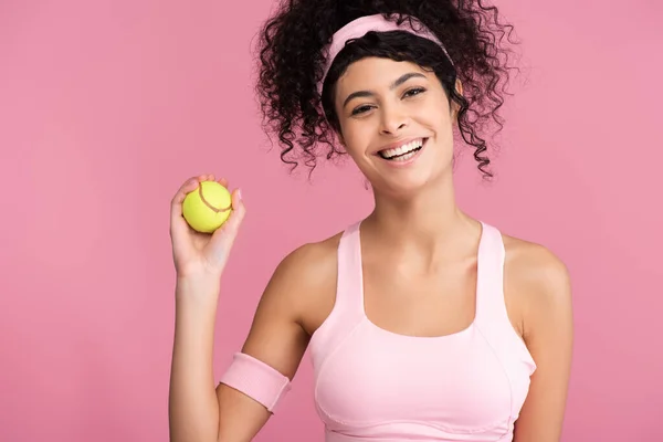 Alegre Joven Mujer Sosteniendo Pelota Tenis Aislado Rosa — Foto de Stock