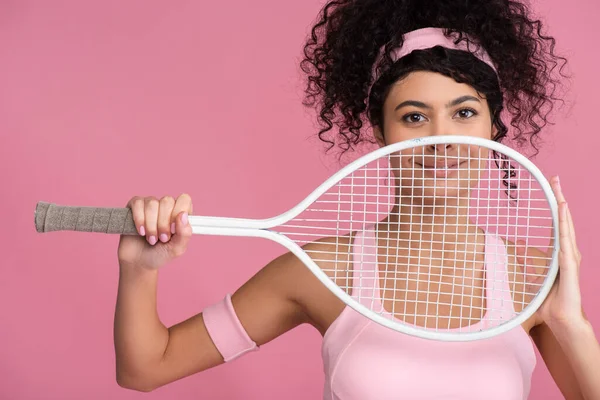 Glad Och Sportig Kvinna Tittar Kameran Medan Håller Tennisracket Isolerad — Stockfoto