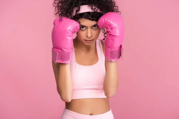 Lockigt Ung Kvinna Sportkläder Och Boxningshandskar Tittar Kameran Och Boxning — Stockfoto