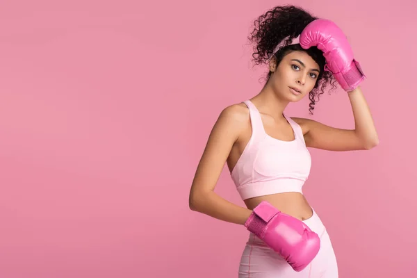 Brunette Femme Vêtements Sport Gants Boxe Isolés Sur Rose — Photo