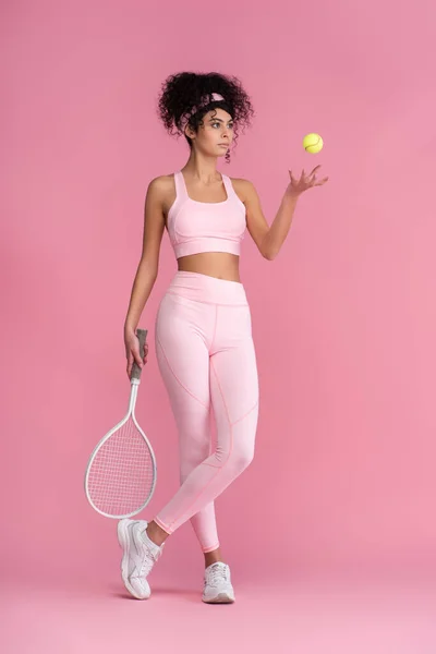 Full Length Curly Woman Sportswear Holding Tennis Racket While Standing — Stock Photo, Image