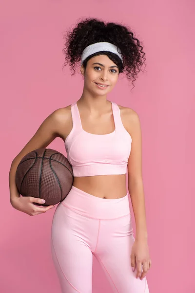 Alegre Joven Mujer Sosteniendo Baloncesto Aislado Rosa — Foto de Stock