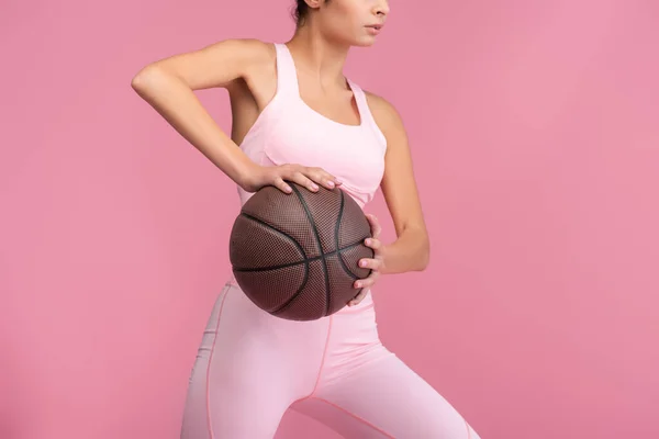 Частичный Вид Молодой Женщины Держащей Баскетбол Изолирован Розовый — стоковое фото