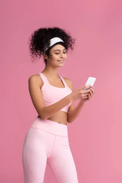 Joven Deportista Alegre Usando Teléfono Inteligente Aislado Rosa — Foto de Stock