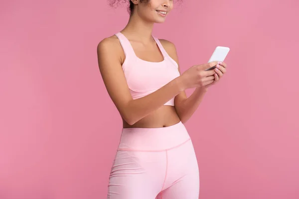 Oříznutý Pohled Šťastný Mladý Sportovkyně Pomocí Smartphone Izolované Růžové — Stock fotografie